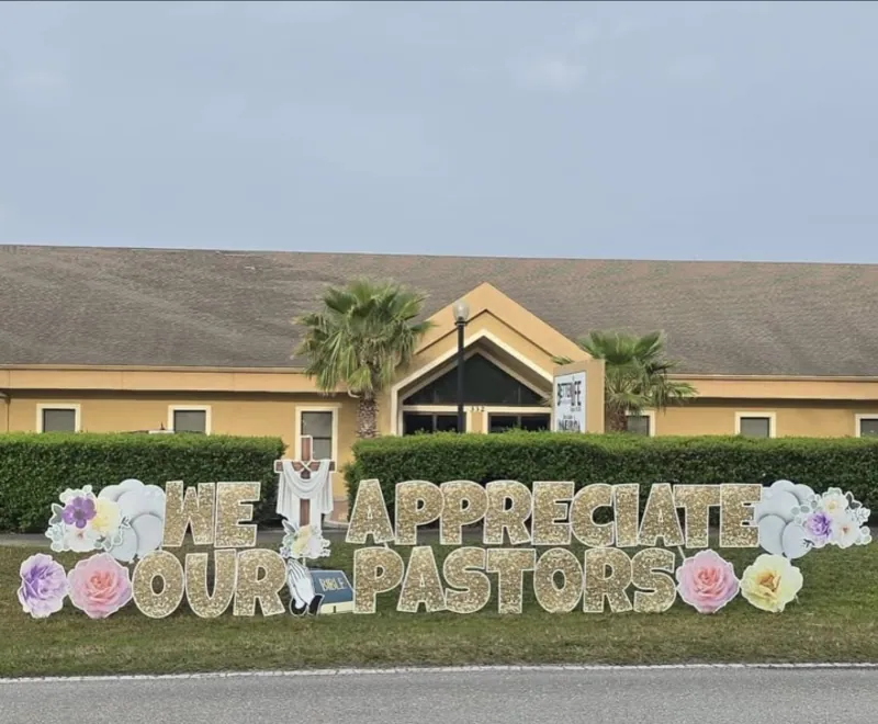Celebration yard greeting display